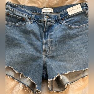 NWT Abercrombie The Mom Short 4” - 14/32 - Denim cutoff shorts